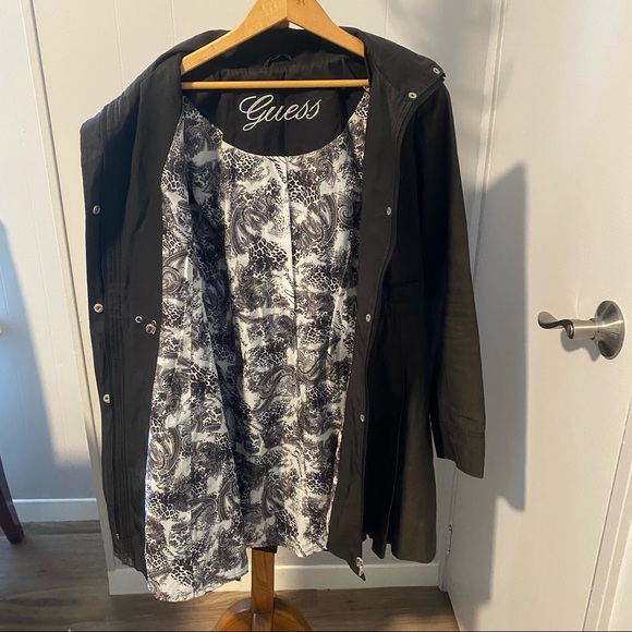 Guess Hooded Rainjacket - Picture 3 of 6